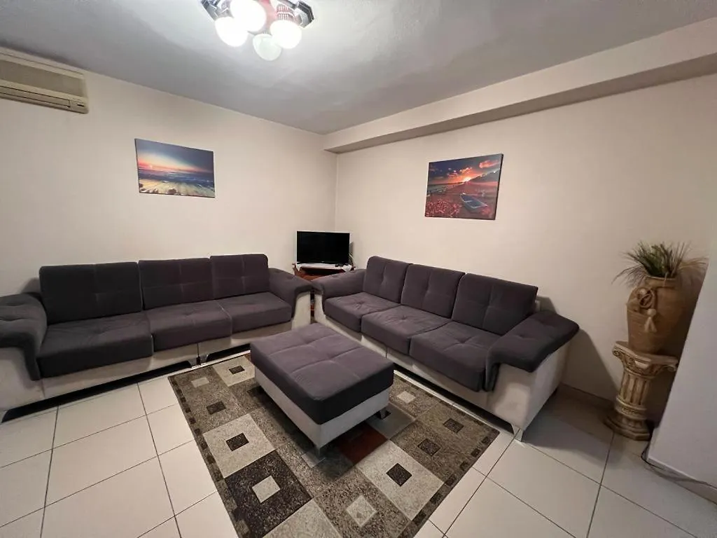 Entire Nice Apartment, In The Center 地拉那 0*,  阿尔巴尼亚